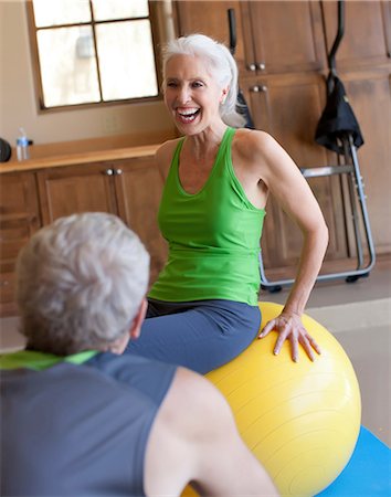 fit senior - Older couple working out at home Foto de stock - Sin royalties Premium, Código: 614-06718931