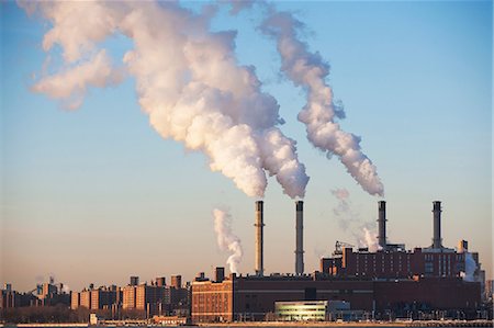 Smoke billowing from industrial plant Foto de stock - Sin royalties Premium, Código: 614-06718954