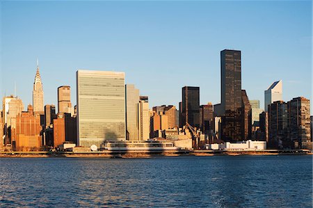 simsearch:614-06718714,k - New York City skyline and waterfront Foto de stock - Royalty Free Premium, Número: 614-06718953