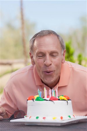 Older man blowing birthday candles Foto de stock - Sin royalties Premium, Código: 614-06718972