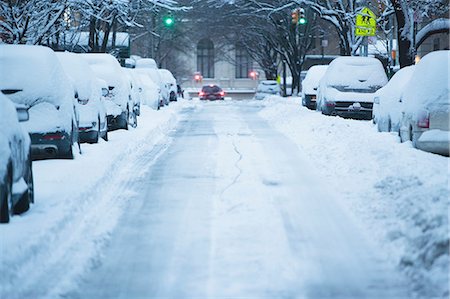 City street covered in snow Stock Photo - Premium Royalty-Free, Code: 614-06718985