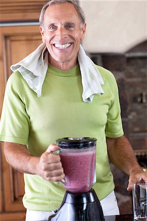 simsearch:614-06719275,k - Older man making smoothie in kitchen Foto de stock - Sin royalties Premium, Código: 614-06719079