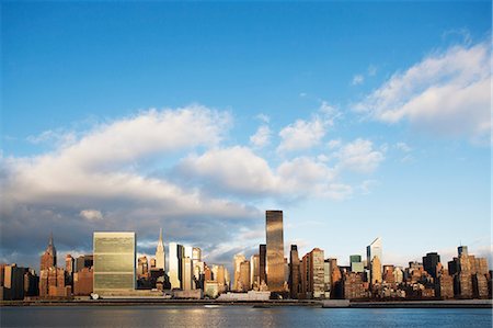 simsearch:614-06718714,k - New York City skyline and waterfront Foto de stock - Royalty Free Premium, Número: 614-06719094