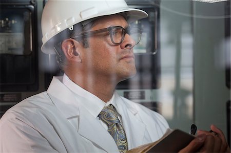 Industrial worker at switch board Foto de stock - Sin royalties Premium, Código: 614-06719098