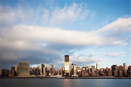 simsearch:614-06718714,k - New York City skyline and waterfront Foto de stock - Royalty Free Premium, Número: 614-06719092