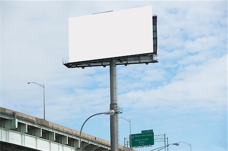 Blank billboard over freeway Foto de stock - Sin royalties Premium, Código: 614-06719127