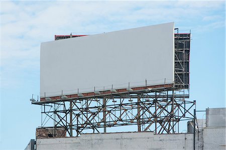 Blank billboard on roof of building Foto de stock - Sin royalties Premium, Código: 614-06719128