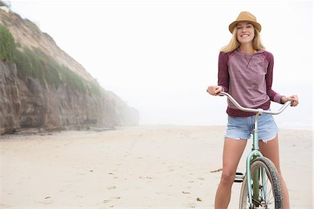 Woman on bicycle on beach Foto de stock - Sin royalties Premium, Código: 614-06719158