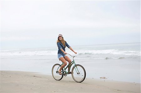 Woman riding bicycle on beach Foto de stock - Sin royalties Premium, Código: 614-06719160