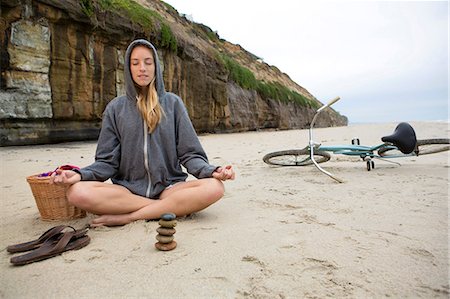 simsearch:614-06402794,k - Woman meditating with rocks on beach Stock Photo - Premium Royalty-Free, Code: 614-06719163