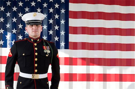 fuerza armada - Serviceman in dress blues by US flag Foto de stock - Sin royalties Premium, Código: 614-06719184
