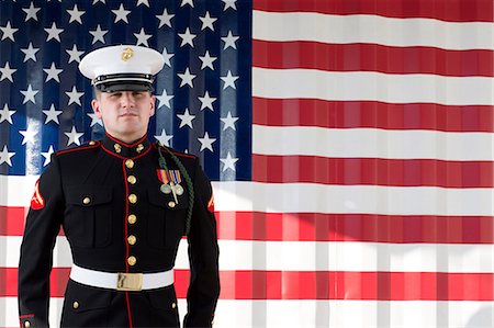 Serviceman in dress blues by US flag Foto de stock - Sin royalties Premium, Código: 614-06719184