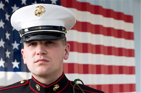 Serviceman in dress blues by US flag Photographie de stock - Premium Libres de Droits, Code: 614-06719182