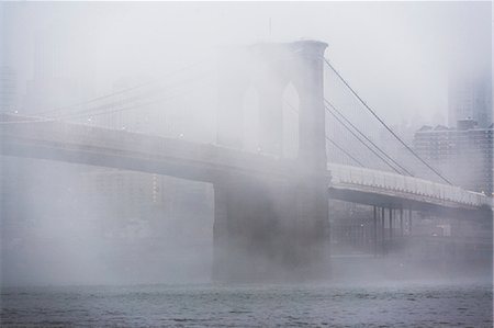 puente de brooklyn - Fog rolling over Brooklyn bridge Foto de stock - Sin royalties Premium, Código: 614-06719190