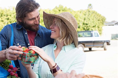 simsearch:649-04247657,k - Couple shopping at farmer's market Photographie de stock - Premium Libres de Droits, Code: 614-06719234