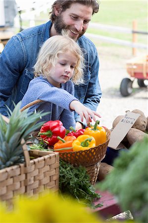 Father and son at farmer's market Photographie de stock - Premium Libres de Droits, Code: 614-06719245