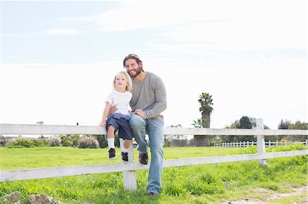 fence - Father with son on wooden fence Photographie de stock - Premium Libres de Droits, Code: 614-06719247