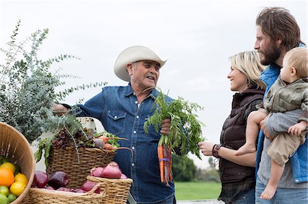 farm to table - Family shopping at farmer's market Foto de stock - Sin royalties Premium, Código: 614-06719264