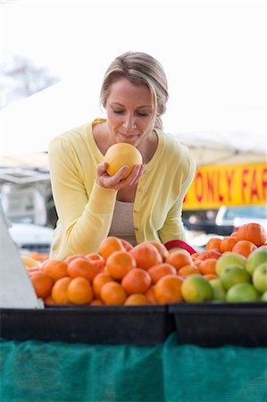 Woman shopping at farmer's market Foto de stock - Royalty Free Premium, Número: 614-06719291