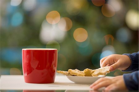 person cupping hands - Girl having Christmas cookies Photographie de stock - Premium Libres de Droits, Code: 614-06719319