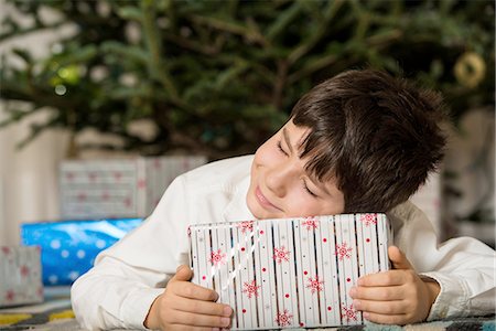 simsearch:614-06719322,k - Boy hugging Christmas gift Stockbilder - Premium RF Lizenzfrei, Bildnummer: 614-06719325