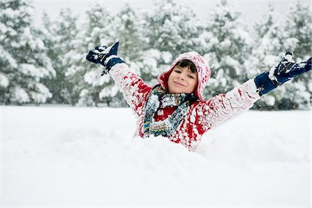 Boy playing in snow Photographie de stock - Premium Libres de Droits, Code: 614-06719339