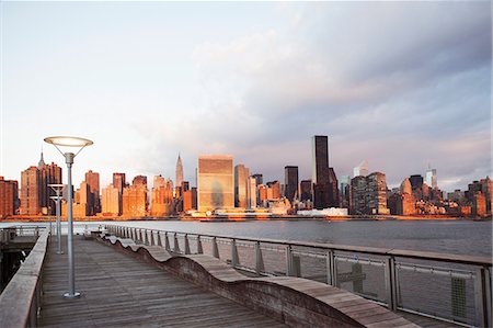 simsearch:614-06718714,k - New York City skyline and waterfront Foto de stock - Royalty Free Premium, Número: 614-06719330