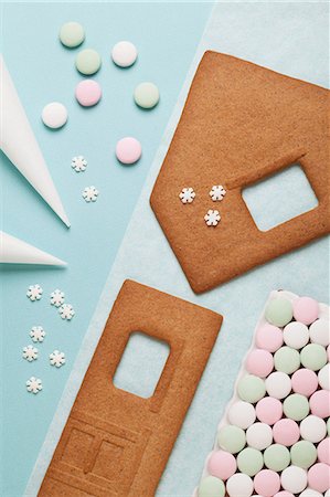 snowflake cookie - Gingerbread house components on table Stock Photo - Premium Royalty-Free, Code: 614-06719344