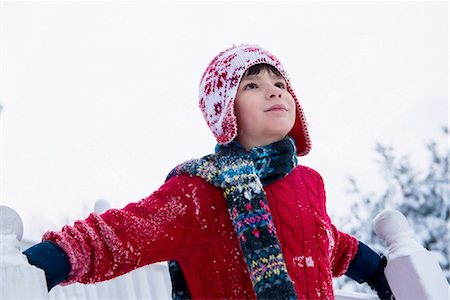 Boy playing in snow Foto de stock - Sin royalties Premium, Código: 614-06719342