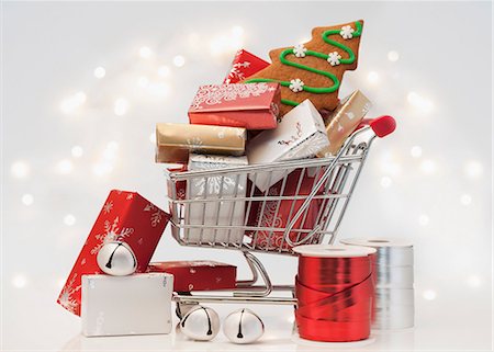 einkaufswagen - Christmas gifts and cookie in cart Stockbilder - Premium RF Lizenzfrei, Bildnummer: 614-06719356