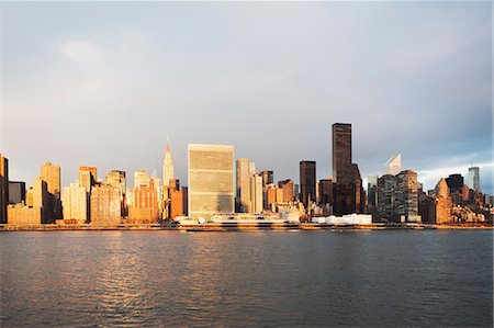 simsearch:614-06718714,k - New York City skyline and waterfront Foto de stock - Royalty Free Premium, Número: 614-06719379