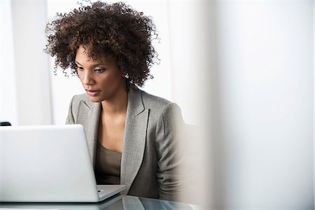 simsearch:614-06719210,k - Businesswoman using laptop at desk Photographie de stock - Premium Libres de Droits, Code: 614-06719399