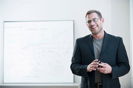 encerado - Businessman holding cell phone in office Foto de stock - Sin royalties Premium, Código: 614-06719475