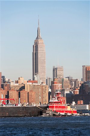 rimorchiatore - Barge floating by New York City skyline Fotografie stock - Premium Royalty-Free, Codice: 614-06719494