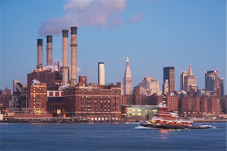 remorqueur (bateau) - Smoke billowing from industrial plant Foto de stock - Sin royalties Premium, Código: 614-06719499