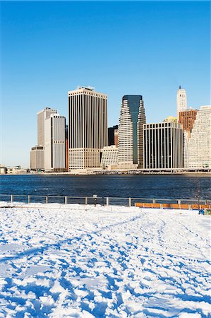 simsearch:614-06718714,k - New York City skyline and snowy park Foto de stock - Royalty Free Premium, Número: 614-06719507