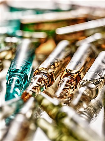 Close up of vials of liquid Foto de stock - Royalty Free Premium, Número: 614-06719538