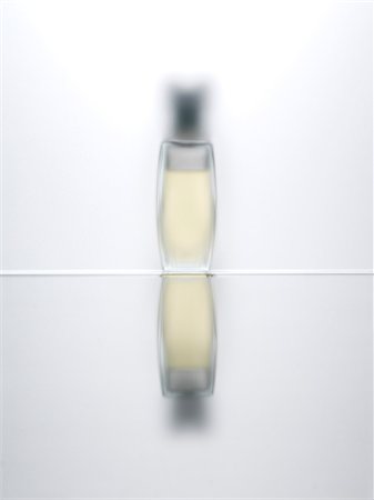 parfume bottle - Blurred view of glass bottle Stock Photo - Premium Royalty-Free, Code: 614-06719545