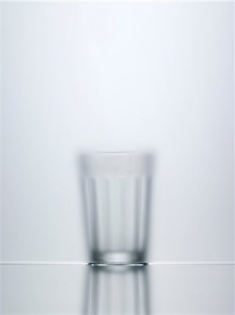simsearch:614-06719545,k - Blurred view of water glass Fotografie stock - Premium Royalty-Free, Codice: 614-06719548