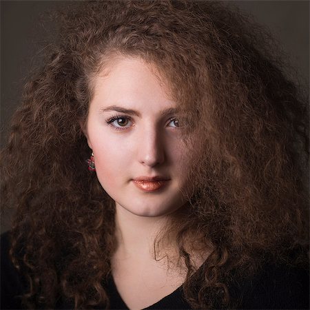 Smiling woman with curly hair Photographie de stock - Premium Libres de Droits, Code: 614-06719549