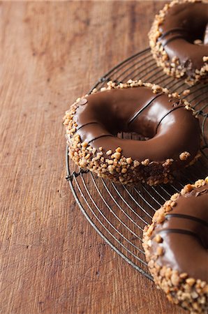 doughnut - Close up of decorated doughnuts Photographie de stock - Premium Libres de Droits, Code: 614-06719579