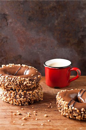 Decorated doughnuts and coffee Photographie de stock - Premium Libres de Droits, Code: 614-06719608