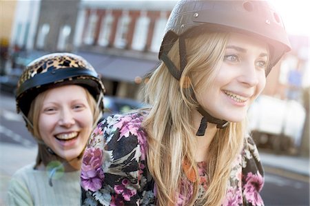 Women riding bicycle together Photographie de stock - Premium Libres de Droits, Code: 614-06719634