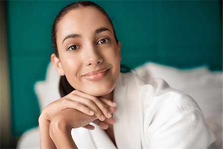 simsearch:614-06898098,k - Woman in bathrobe smiling on bed Foto de stock - Royalty Free Premium, Número: 614-06719647