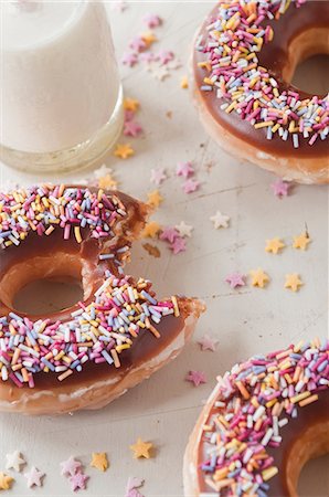 Decorated doughnuts and milk Photographie de stock - Premium Libres de Droits, Code: 614-06719658