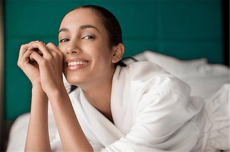 simsearch:614-06719717,k - Woman in bathrobe smiling on bed Photographie de stock - Premium Libres de Droits, Code: 614-06719650