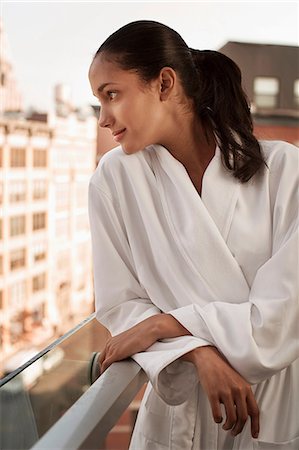 Woman wearing bathrobe on balcony Photographie de stock - Premium Libres de Droits, Code: 614-06719653