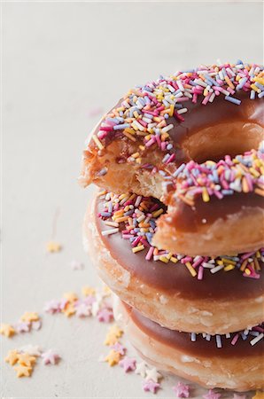 Stack of doughnuts with bite Photographie de stock - Premium Libres de Droits, Code: 614-06719673