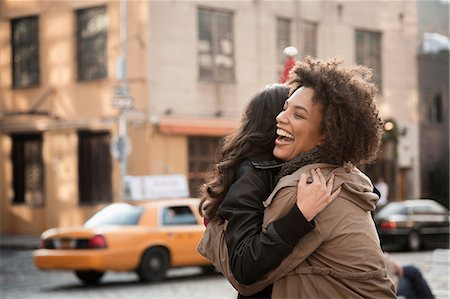 Women hugging on city street Photographie de stock - Premium Libres de Droits, Code: 614-06719686