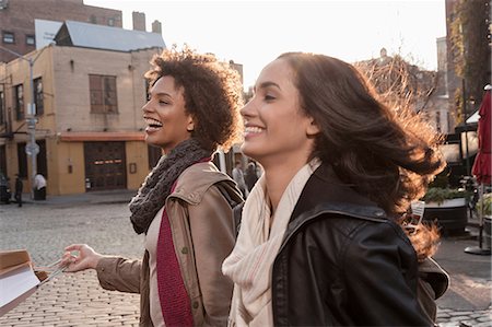 shopping outside - Women walking together on city street Foto de stock - Sin royalties Premium, Código: 614-06719705